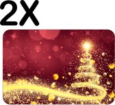 BWK Flexibele Placemat - Kerstboom van Slingers op Rode Achtergrond - Set van 2 Placemats - 45x30 cm - PVC Doek - Afneembaar