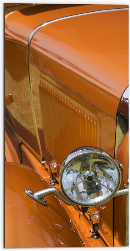 Dibond - Spiegels van Gele Oude Auto - 50x100 cm Foto op Aluminium (Met Ophangsysteem)