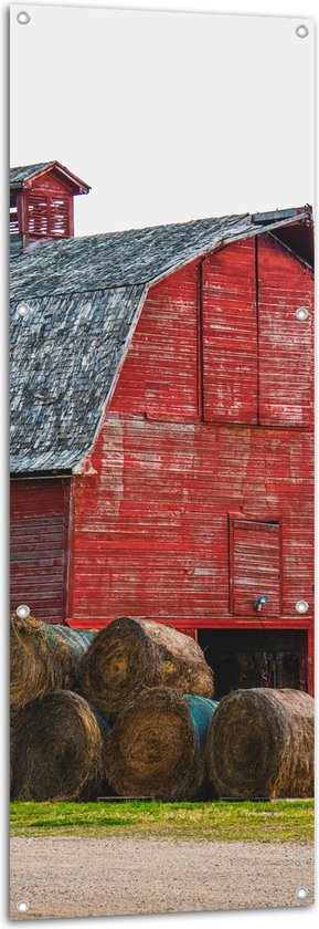 Tuinposter – Hooibalen voor Rode Boerderij - 50x150 cm Foto op Tuinposter (wanddecoratie voor buiten en binnen)