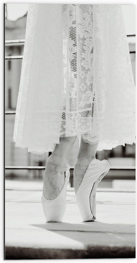 Dibond - Ballerina in Witte Kanten Jurk op Spitzen (Zwart-wit) - 50x100 cm Foto op Aluminium (Met Ophangsysteem)