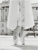 Poster (Mat) - Ballerina in Witte Kanten Jurk op Spitzen (Zwart-wit) - 60x80 cm Foto op Posterpapier met een Matte look