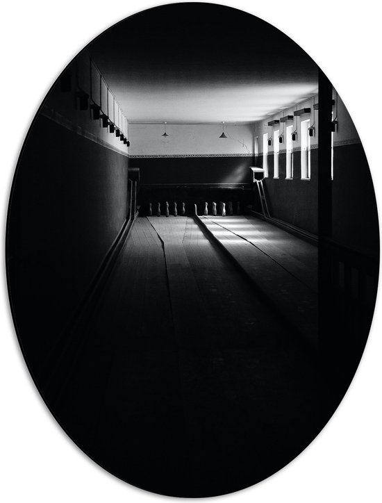 Dibond Ovaal - Bowlingbaan in het Donker (Zwart-wit) - 42x56 cm Foto op Ovaal (Met Ophangsysteem)
