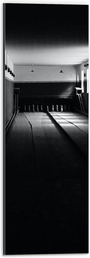Dibond - Bowlingbaan in het Donker (Zwart-wit) - 20x60 cm Foto op Aluminium (Met Ophangsysteem)