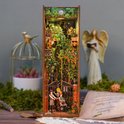 Houten boekensteun met een gedetailleerde tuinpoort, klimop, drie figuren en een engel decoratie.