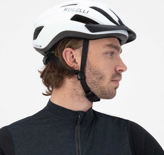 Man draagt witte Rogelli fietshelm en zwarte wielertrui. Zijaanzicht.