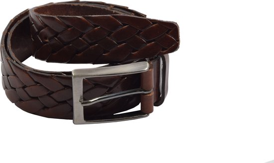 Ceinture en cuir tressé marron foncé avec boucle argentée, enroulée.