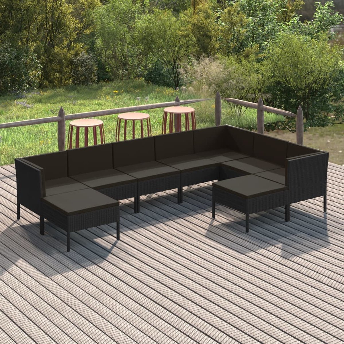 Zwarte poly rattan loungeset met kussens voor tuin en buiten.