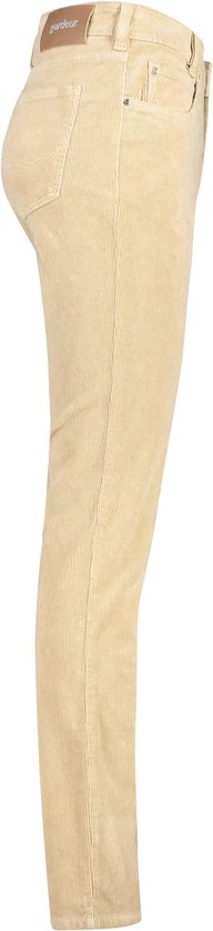 Zijzicht van een beige corduroy broek voor heren met een Gardeur logo op de achterkant.