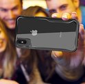 Twee mensen maken een selfie met een iPhone in een transparante hoes met zwarte randen.
