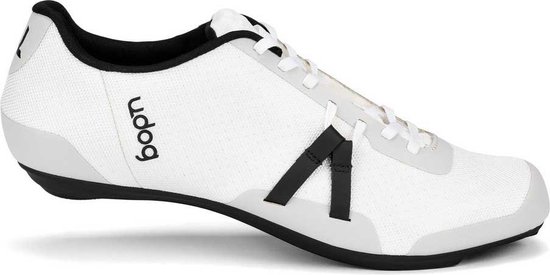 Witte fietsschoen met zwarte accenten, veters en 'udog' logo op de zijkant.