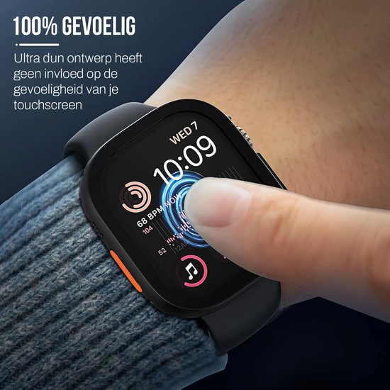 Hand met een zwarte Apple Watch Ultra 49mm hoes die het touchscreen indrukt.