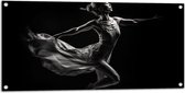 Tuinposter – Ballerina Meisje aan het Dansen (Zwart-wit) - 100x50 cm Foto op Tuinposter (wanddecoratie voor buiten en binnen)
