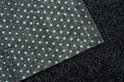 Dessous d'un tapis gris foncé avec un motif antidérapant vert à pois