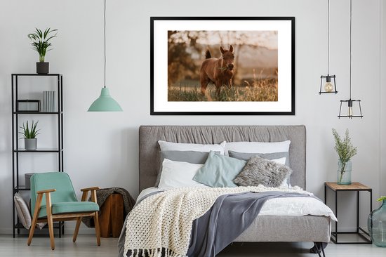 Le poulain Quarter Horse mange de l'herbe 120x80 cm