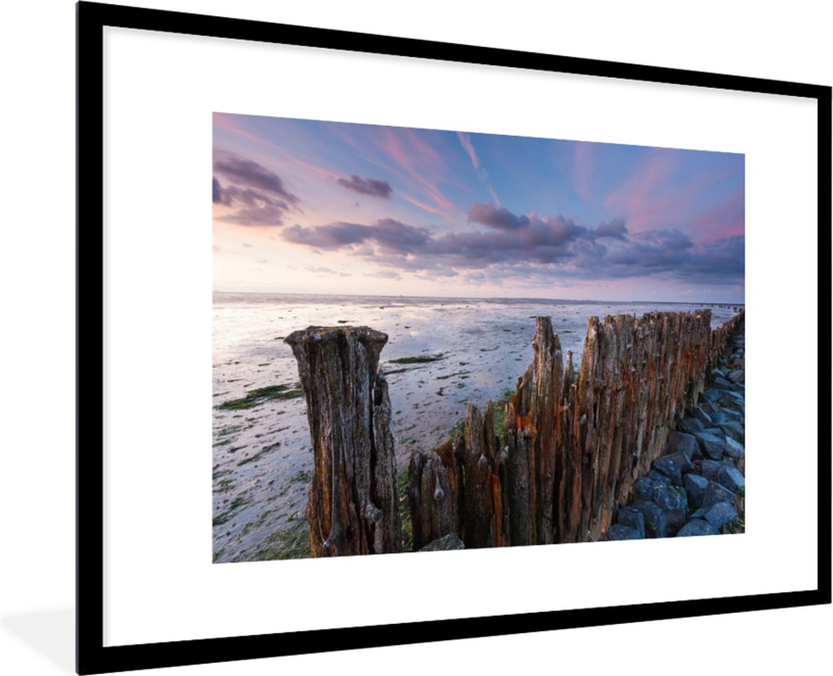 Poster in lijst - Fotolijst 120x80 cm - Posters - Palen in de Waddenzee bij Moddergat - Po