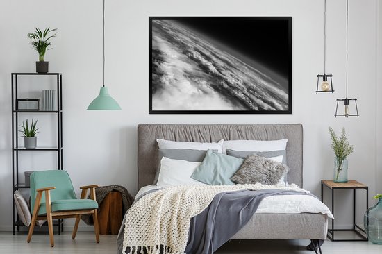 Photo en cadre - Terre aux nombreux nuages de l'espace en cadre photo noir et blanc noir sans passe-partout 120x80 cm - Affiche sous cadre (Décoration murale salon / chambre)