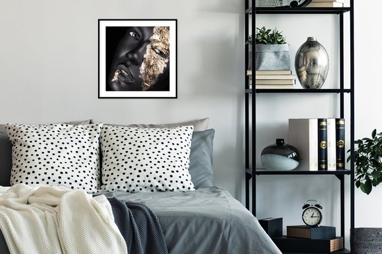 Photo encadrée - Cadre photo femme sombre avec parties dorées noir avec passe partout blanc 40x40 40x40 cm - Affiche encadrée (Décoration murale salon / chambre)