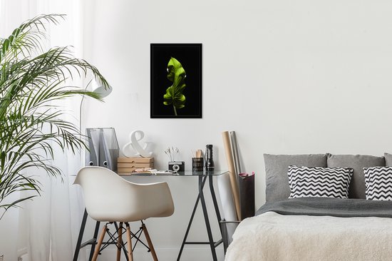 Fotolijst incl. Poster - Een groen blad op zwarte een achtergrond - 20x30 cm - Posterlijst