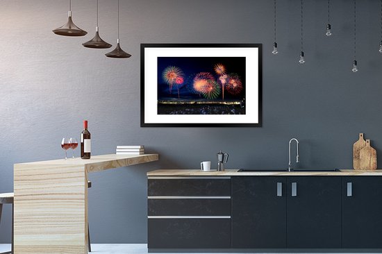 Photo dans le cadre - Feux d'artifice pendant le réveillon du Nouvel An cadre photo noir avec passe-partout blanc grand 90x60 cm - Affiche dans le cadre (Décoration murale salon / chambre)