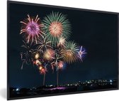 Liste de photos - Une image de feux d'artifice dans la ville pendant l'ancien et le nieuw cadre noir 90x60 cm - Liste d'impression (Décoration murale salon / chambre)