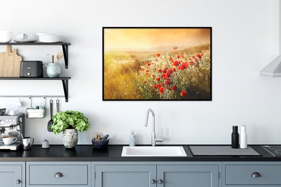 Cadre photo avec affiche - Rayons de soleil sur une forêt de coquelicots - 90x60 cm - Cadre pour affiche