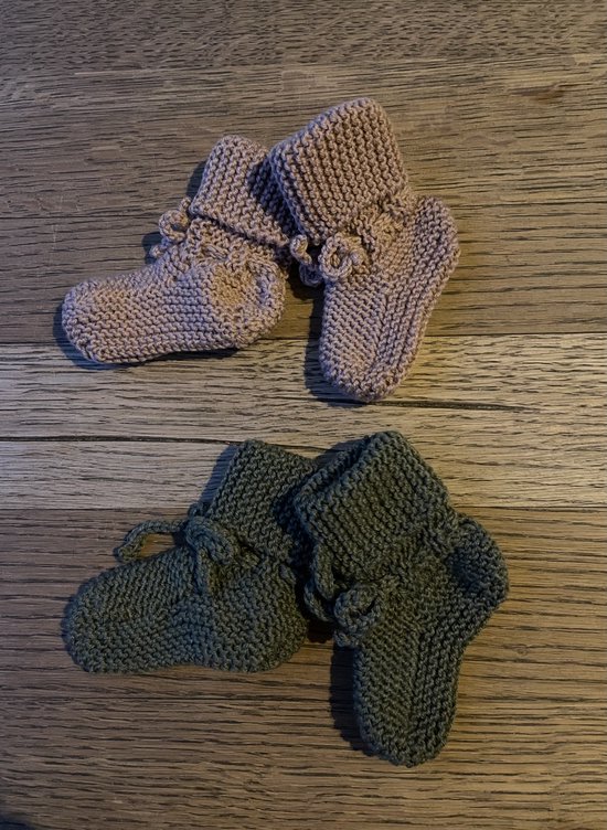 chaussons bébé roses fille tricotés à la main en 100% laine mérinos