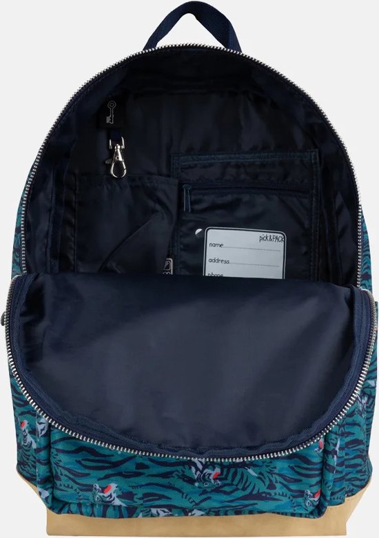 Open blauwe rugzak met tijgerprint, zandkleurige onderkant, vakjes voor naam, adres en telefoon.