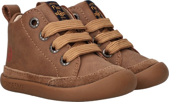 Cognackleurige leren schoentjes met veters en klittenbandsluiting. Met rode opdruk op de zijkant.