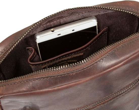Bruine leren tas van Mustang, open met een telefoon in het binnenvak.