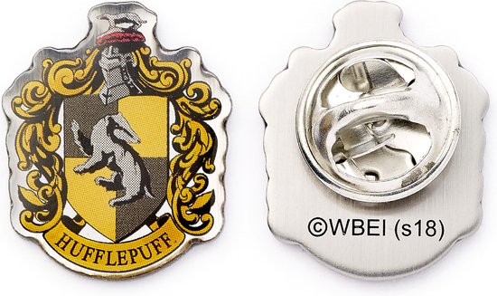 Hufflepuff wapenschild pin met goudkleurige details, zilverkleurige rand en gesp op achterkant. "HUFFLEPUFF" tekst.