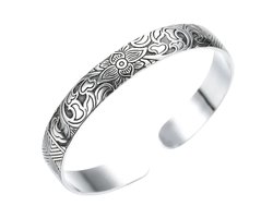 Marama - armband Flowers - bangle - verzilverd metaal - ingegraveerde bloemen en hartjes