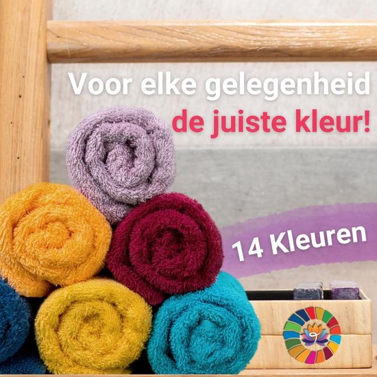 Opgerolde handdoeken in paars, bordeaux, geel, turquoise en donkerblauw in een houten mand. Tekst: '14 Kleuren'.