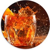 Dibond Muurcirkel - Glas - Drinken - Ijs - Fruit - Sinaasappel - Spetters - Druppels - 60x60 cm Foto op Aluminium Muurcirkel (met ophangsysteem)