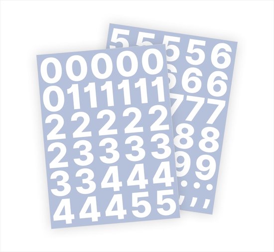 Twee vellen met witte cijferstickers van 4cm hoog op een lichtblauwe achtergrond.
