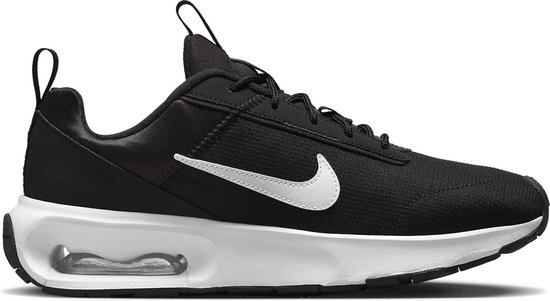 Baskets Nike noires avec un Swoosh Nike blanc et un amorti Air Max visible dans la semelle blanche.