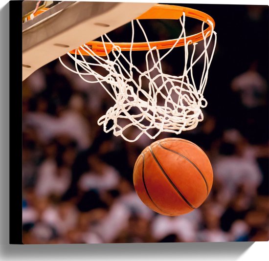 Canvas - Basketbal door Basket in Vol Stadion - 40x40 cm Foto op Canvas Schilderij (Wanddecoratie op Canvas)