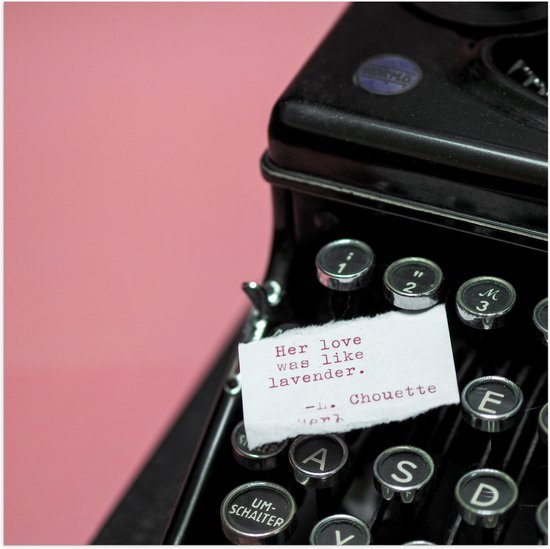 Poster (Mat) - Quote op Wit Papier Liggend op Zwarte Vintage Typemachine op Roze Achtergrond - 50x50 cm Foto op Posterpapier met een Matte look