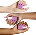 Drie handen met gelakte nagels in paars-roze, elk houdend een flesje Essie nagellak in die kleur vast.