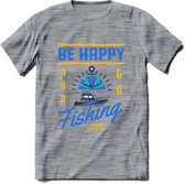 Be Happy Go Fishing - Vissen T-Shirt | Blauw | Grappig Verjaardag Vis Hobby Cadeau Shirt | Dames - Heren - Unisex | Tshirt Hengelsport Kleding Kado - Donker Grijs - Gemaleerd - 3XL