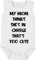 Baby Rompertje met tekst 'My mom thinks she's in charge, thats too cute' | mouwloos l | wit zwart | maat 50/56 | cadeau | Kraamcadeau | Kraamkado