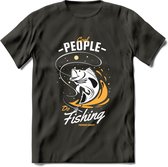 Cool People Do Fishing - Vissen T-Shirt | Geel | Grappig Verjaardag Vis Hobby Cadeau Shirt | Dames - Heren - Unisex | Tshirt Hengelsport Kleding Kado - Donker Grijs - XXL