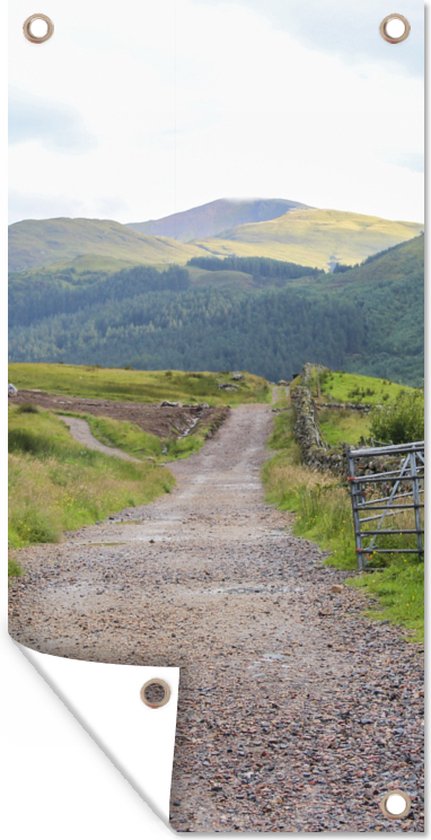 Wanddecoratie buiten Landweggetje richting de Ben Nevis in Schotland - 80x160 cm - Tuindoek - Buitenposter