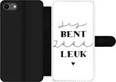 Bookcase Geschikt voor iPhone SE 2020 telefoonhoesje - Vriend - Jij bent zo leuk - Spreuken - Quotes - Met vakjes - Wallet case met magneetsluiting