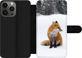 Bookcase Geschikt voor iPhone 13 Pro Max telefoonhoesje - Vos - Sneeuw - Winter - Met vakjes - Wallet case met magneetsluiting