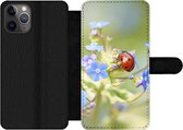 Bookcase Geschikt voor iPhone 11 Pro Max telefoonhoesje - Lieveheersbeestje - Bloem - Lente - Met vakjes - Wallet case met magneetsluiting