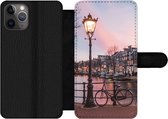 Bookcase Geschikt voor iPhone 11 Pro Max telefoonhoesje - Amsterdam in de schemering - Met vakjes - Wallet case met magneetsluiting