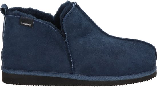 Donkerblauwe suède slof met schapenvacht voering en een zwart met blauwe zool. Het Shepherd logo is zichtbaar op de zijkant.
