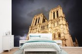 Behang - Fotobehang Donkere wolken boven de Notre Dame in Parijs - Breedte 420 cm x hoogte 280 cm