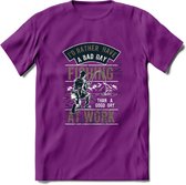 A bad Day Fishing - Vissen T-Shirt | Grijs | Grappig Verjaardag Vis Hobby Cadeau Shirt | Dames - Heren - Unisex | Tshirt Hengelsport Kleding Kado - Paars - S