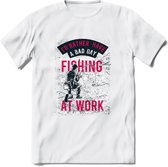 A bad Day Fishing - Vissen T-Shirt | Roze | Grappig Verjaardag Vis Hobby Cadeau Shirt | Dames - Heren - Unisex | Tshirt Hengelsport Kleding Kado - Wit - M